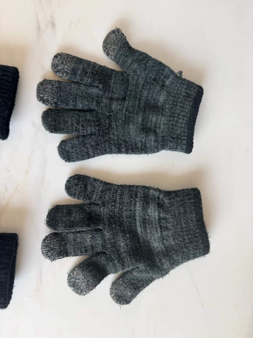 Flame 🔥 Gloves Mittens Boys Children’s Place Black Knit & Nike Gray 2 Pair Youth